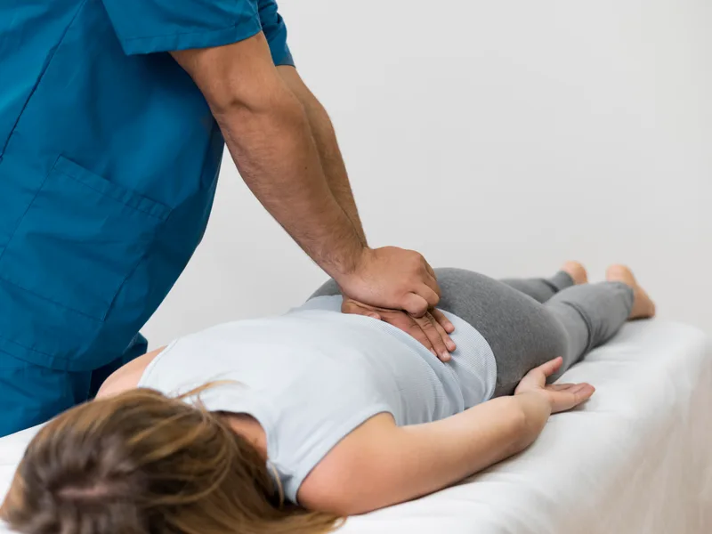 How Strong Roots Chiropractic treats hip pain in Eureka