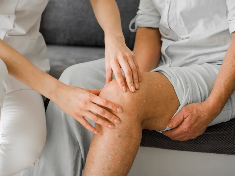 Chiropractic care for knee pain at Strong Roots Chiropractic in Eureka