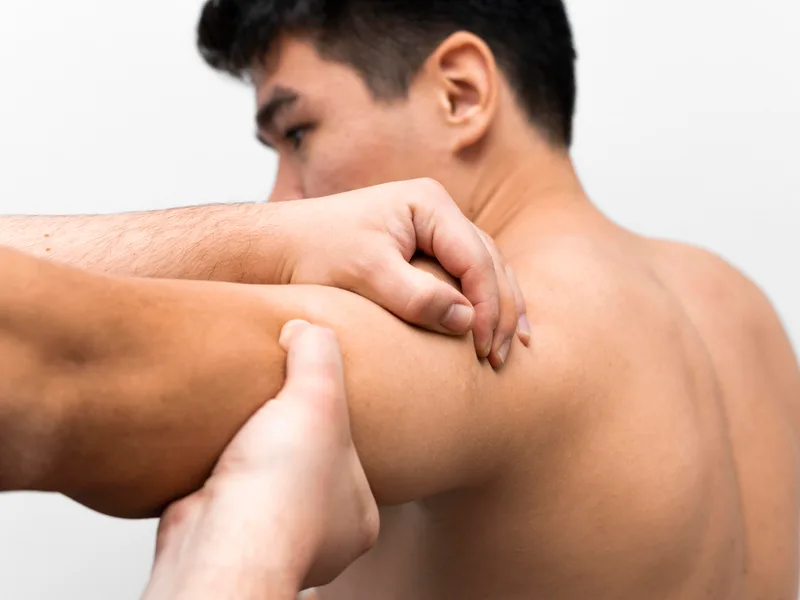 Strong Roots Chiropractic treating shoulder pain in Eureka